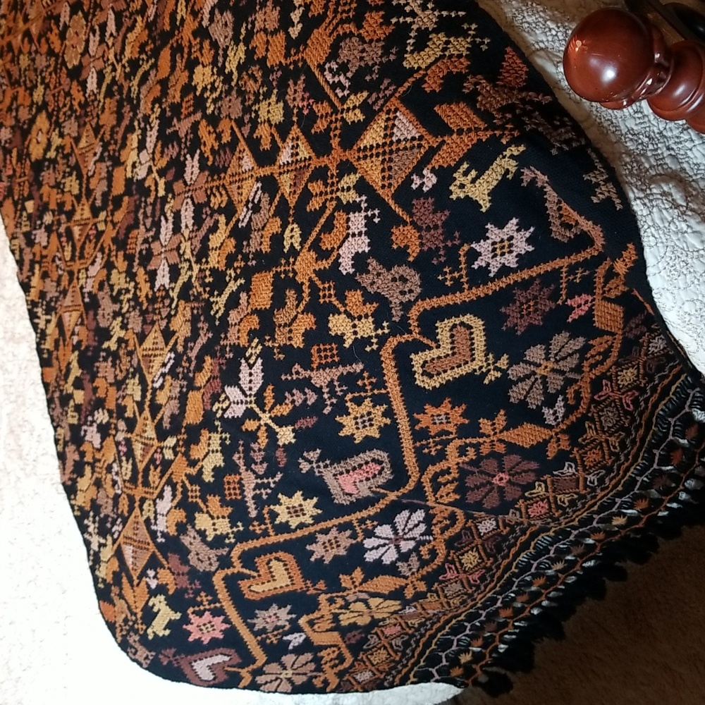 Elegant Black and Gold Patterned Throw Blanket